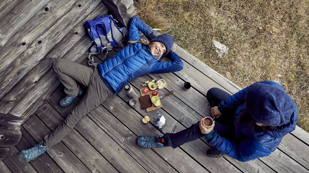 couple activity for valentine's day: picnic together 